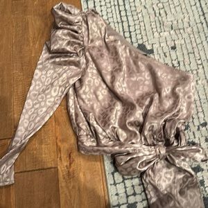 DO+BE one shoulder top with bow detail - size small - taupe leopard print